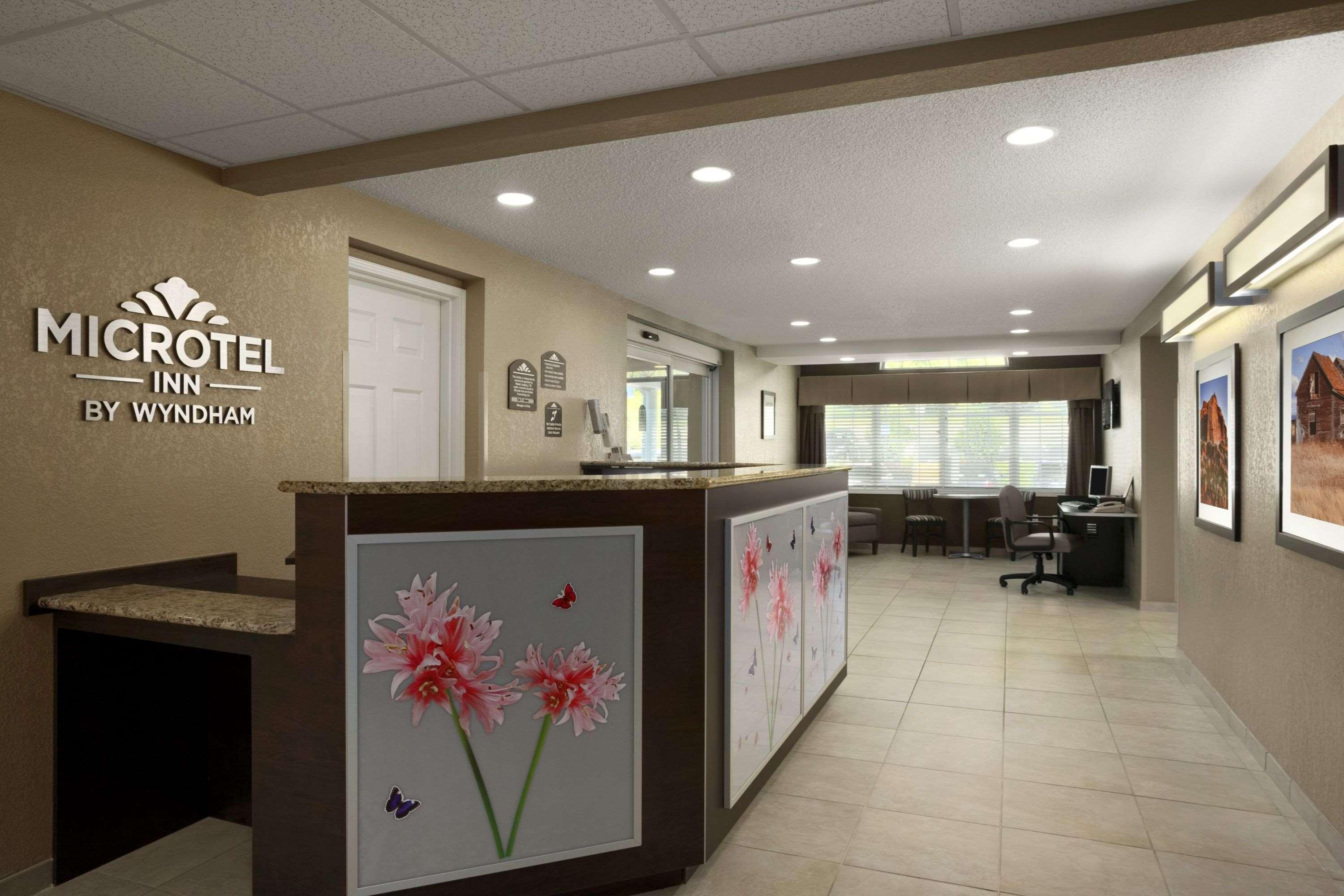 Microtel Inn & Suites By Wyndham Mineral Wells/Parkersburg Екстериор снимка
