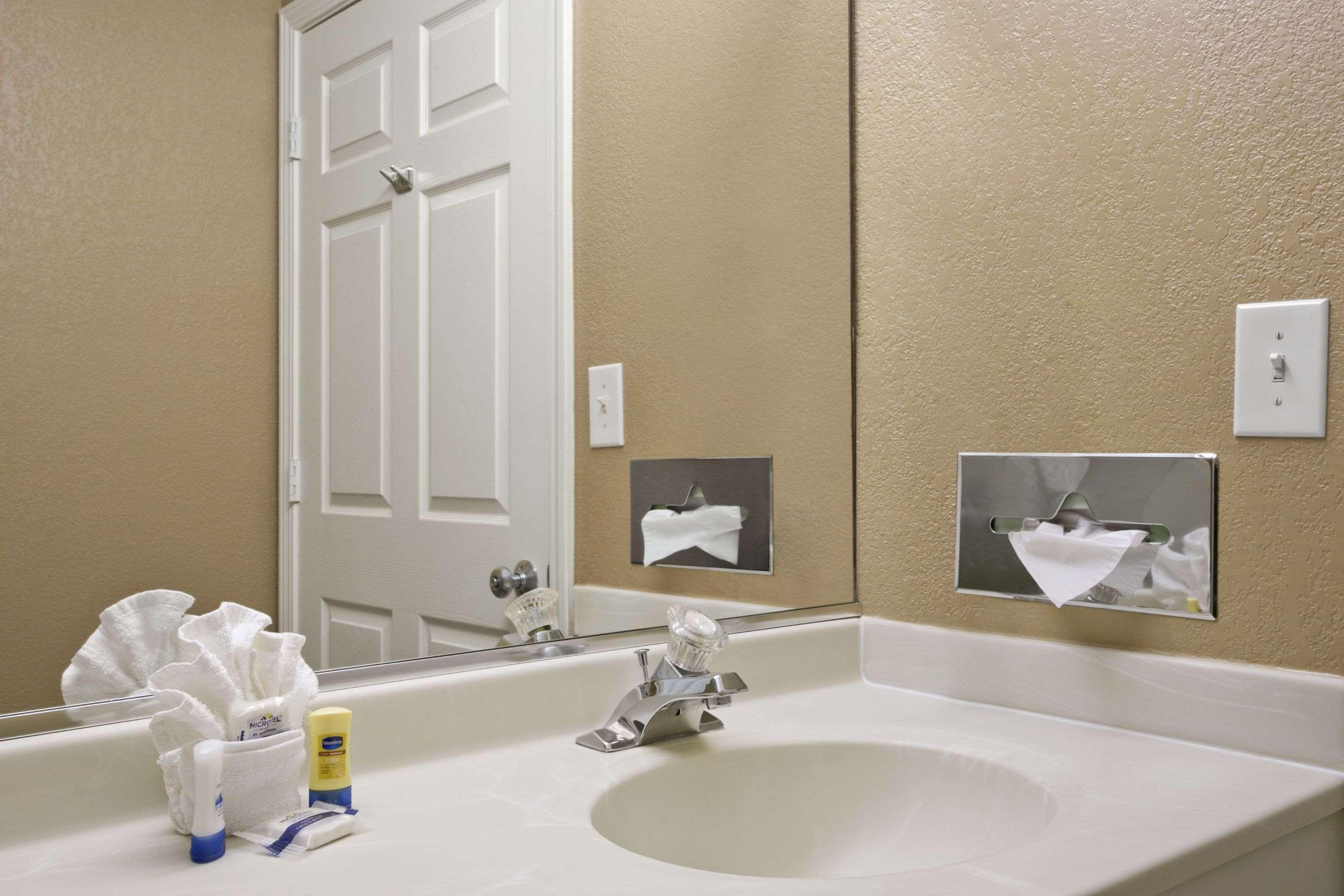 Microtel Inn & Suites By Wyndham Mineral Wells/Parkersburg Екстериор снимка