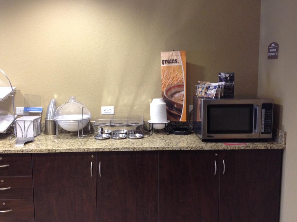 Microtel Inn & Suites By Wyndham Mineral Wells/Parkersburg Екстериор снимка