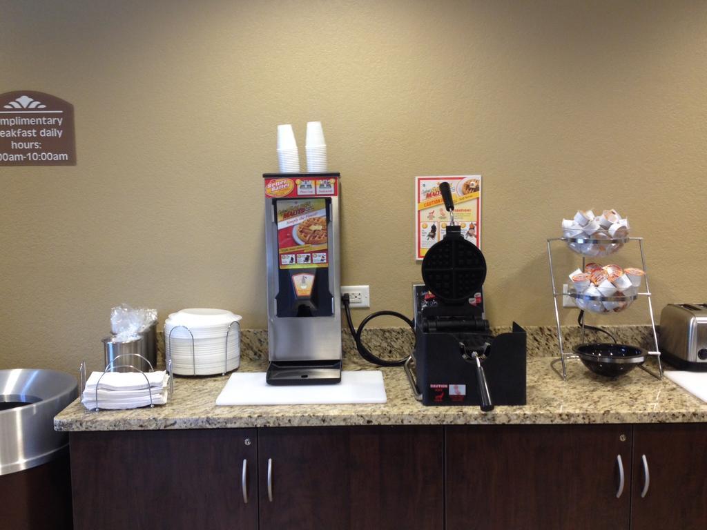 Microtel Inn & Suites By Wyndham Mineral Wells/Parkersburg Екстериор снимка
