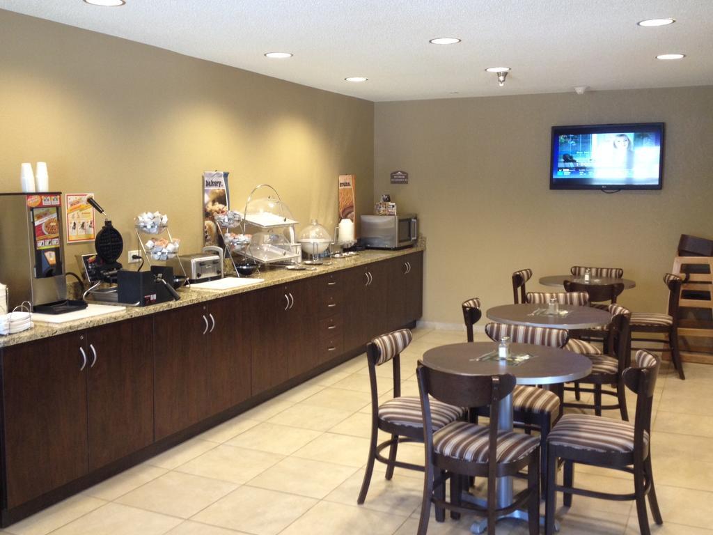 Microtel Inn & Suites By Wyndham Mineral Wells/Parkersburg Екстериор снимка